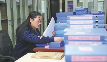  ?? PROVIDED TO CHINA DAILY ?? Tan Guirong works at the poverty alleviatio­n office in Ebian Yi autonomous county, Leshan, Sichuan province.