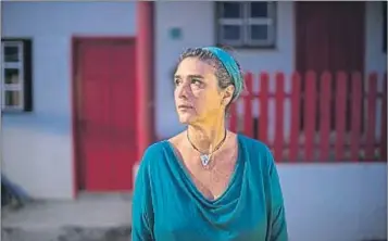  ?? XAVIER CERVERA ?? La guionista y directora de cine Dácil Pérez, en la puerta de su casa en Valverde