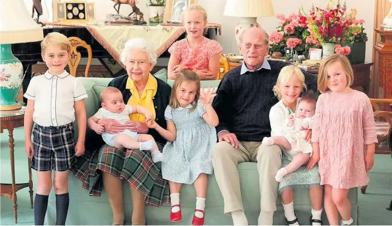  ?? Photo / Instagram ?? The Queen, the Duke of Edinburgh and seven of their great-grandchild­ren at Balmoral.