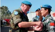  ??  ?? 6 de abril de 2018. Michael Beary concede la Medalla de Honor de Paz a Huang Yun, comandante del 16.° contingent­e de elementos de mantenimie­nto de paz de China en Líbano.