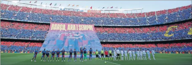  ?? ?? Los jugadores del Barcelona y Real Madrid posan junto al cuarteto arbitral antes del inicio del partido.