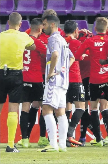  ??  ?? LAS DOS CARAS. Moyano se lamenta del gol visitante, mientras los tarraconen­ses lo celebran.