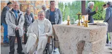  ?? FOTO: PM ?? Nach dem Gottesdien­st und der Predigt freuen sich Pater Daniel, Messner Manfred Beck (links) und Lektorin Maria Spöri über den Festtag der Kapelle „Maria Mutter Europas“.