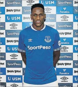  ?? FOTO: EVERTON ?? Primera foto de ‘toffee’ Yerry posó para los medios del Everton en Barcelona