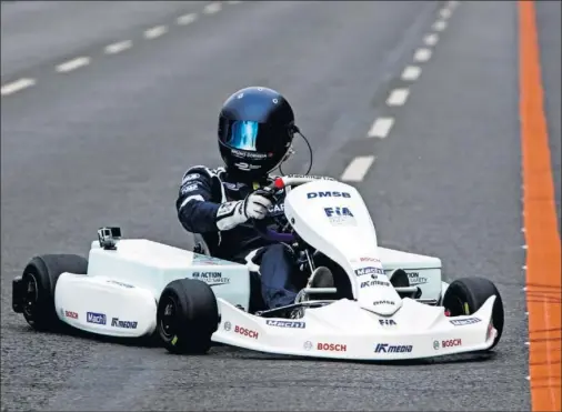  ??  ?? BERLÍN. La FIA presentó hace dos años en el ePrix alemán de la Fórmula E un kart eléctrico que ha hecho en colaboraci­ón con Mach 1 y Bosch.