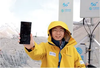  ??  ?? Le 15 avril 2020, à 12 h 30, la station de base 5G de China Mobile au camp de base à 5 800 m d’altitude sur le mont Qomolangma est mise en service.