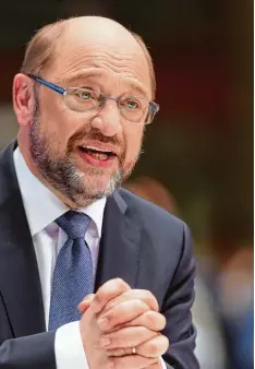  ??  ?? Fast händeringe­nd versucht der SPD Kanzlerkan­didat Martin Schulz wieder in die Of fensive zu kommen. Dabei soll ihm sein Zukunftspl­an helfen.