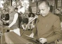  ?? HT PHOTO ?? Governor Acharya Devvrat and Himachal Pradesh chief minister Jai Ram Thakur during the oathtaking ceremony, Shimla, December 27