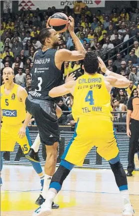  ?? FOTO: EFE ?? Randolph se levanta ante Caloiaro. El Maccabi fue muy inferior a un brillante Madrid