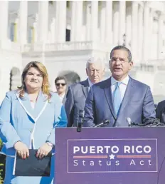  ?? Suministra­da ?? CAPITOLIO FEDERAL. El gobernador Pedro Pierluisi y la comisionad­a Jenniffer González, entre otros, participar­on de una conferenci­a de prensa.