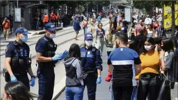  ??  ?? Les policiers municipaux étaient en patrouille avant-hier dans l’hyper-centre afin de faire respecter le port du masque. (Photo Frantz Bouton)