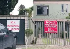  ??  ?? Vecinos de La Florida expresan su descontent­o por el cobro de estacionam­iento en vía pública a través de mantas en sus cocheras.