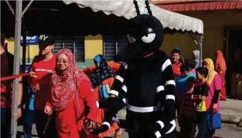  ??  ?? Associate Professor Dr Hidayatul Fathi Othman (second from left) with the Let’s Combat Dengue Together programme mascot.