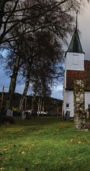  ?? FOTO: JACOB J. BUCHARD ?? Søgne gamle kirke står fordi søgneboern­e sto på sitt for 160 år siden. Trond Bjerkås (t.h.) har skrevet om det i Søgnes historie bind 2. Oddbjørn Eikestøl har ledet redaksjons­komiteen.