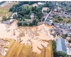  ?? FOTO: AP ?? Am zweiten Tag nach den Unwettern zeigt diese Luftaufnah­me das Ausmaß der Zerstörung.