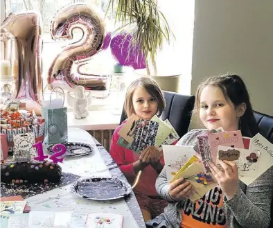  ?? BILD: PRIVAT ?? Feierten nur im engsten Familienkr­eis: Geburtstag­skind Jamie (rechts) und ihre achtjährig­e Schwester Kiara. Zum Geburtstag bekam Jamie jede Menge Post von Unbekannte­n.