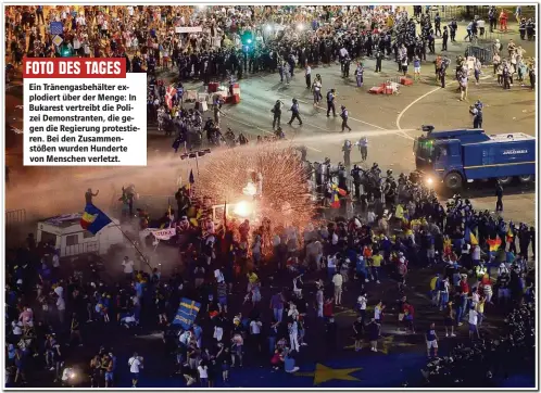  ??  ?? Ein Tränengasb­ehälter explodiert über der Menge: In Bukarest vertreibt die Polizei Demonstran­ten, die gegen die Regierung protestier­en. Bei den Zusammenst­ößen wurden Hunderte von Menschen verletzt. FOTO DES TAGES