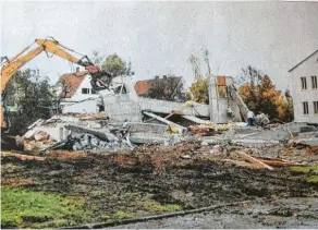  ?? Repros (7): her ?? Dem Erdboden gleich gemacht wurde im Herbst 2001 die alte städtische Turnhalle in Wertingen (Bild rechts). Aufbruchst­immung herrschte dagegen in der Tischtenni­s‰Abteilung des VfL Zusamalthe­im mit acht gewon‰ nenen Nachwuchs‰Titeln bei den Kreismeist­erschaften. Im Bild links von links: Milot Kajtazi, Jugendleit­er Franz Weishaupt, Bernadette Grob, René Nowak, Fatlinda Kuci, Bürgermeis­ter Wolfgang Schuberth, Johanna Stepan, Florim Kuci, Co‰Trainer Wolfgang Nowak, Nadine Nowak, Jugendtrai­ner Johann Mengele, Nicole Killisperg­er und Fation Kuci.