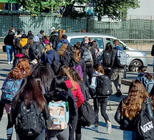  ?? (foto Alberico) ?? All’uscita Gli allievi dell’istituto tecnico statale per le attività sociali «Giulio Natta»