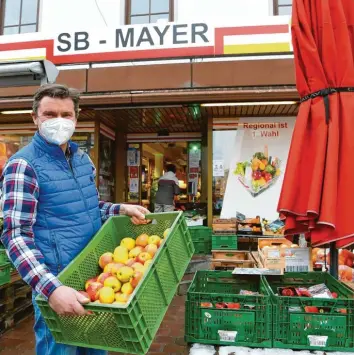  ?? Foto: Bernhard Weizenegge­r ?? Christian Mayer, Inhaber des seit 1927 bestehende­n Krumbacher Lebensmitt­elgeschäft­s SB Mayer, bietet seit ein knapp zwei Mo‰ naten begleitete­s Einkaufen für Senioren an.