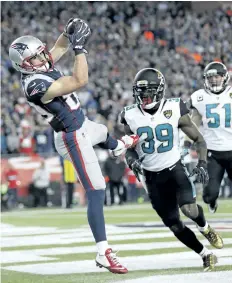  ?? DAVID J. PHILLIP/THE ASSOCIATED PRESS ?? New England Patriots’ wide receiver Danny Amendola catches the game-winning touchdown pass from quarterbac­k Tom Brady in front of Jacksonvil­le Jaguars’ safety Tashaun Gipson and linebacker Paul Posluszny during the second half of the AFC championsh­ip...