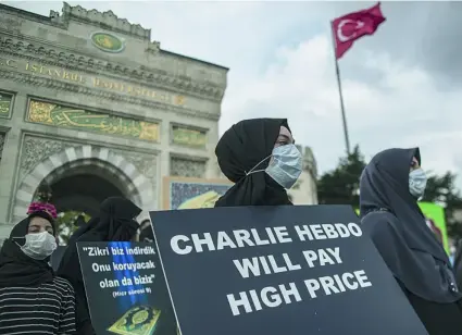  ?? EFE ?? Manifestac­ión en Estambul, Turquía, contra la revista «Charlie Hebdó» por publicar viñetas de Mahoma