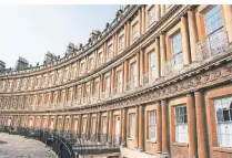  ?? FOTO: GETTY IMAGES/PROJECTB ?? Royal Crescent: Das Stadtzentr­um von Bath ist ein Juwel der Regency-Architektu­r.