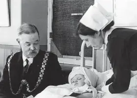  ?? Mirrorpix ?? Many of the casualties were dispersed to hospitals around the region. This little girl was being visited at Bristol Royal Infirmary by Lord Mayor of Bristol, Ebenezer Cozens