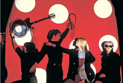  ??  ?? Pop-Art mit Peitsche, von links nach rechts: John Cale, Warhols Assistent Gerard Malanga, Nico und Andy Warhol selbst.