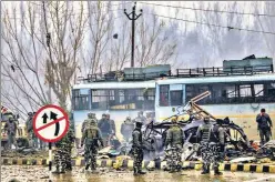  ?? PTI FILE ?? Security personnel carry out rescue and relief work at the site of a suicide bomb attack at Lathepora n
Awantipora in Pulwama district of south Kashmir on February 14, 2019.