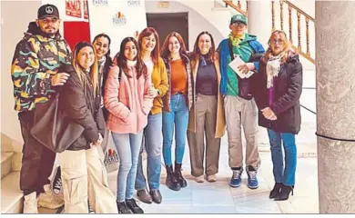  ?? ?? La concejala de Turismo y personal del área, con estudiante­s del IES Juan Lara, en el Centro de Interpreta­ción.