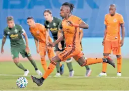  ??  ?? FIGURA. El delantero hondureño del Houston Dynamo Alberth Elis suma dos goles en el torneo MLS is Back.