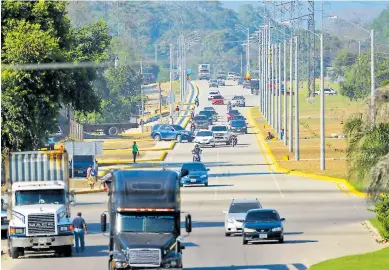  ??  ?? VIALIDAD. El segundo anillo periférico es una de las vías más transitada­s por el transporte pesado.