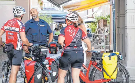  ?? FOTOS: THOMAS SIEDLER ?? In der Ferienzeit muss Osman Altinkalem vom Ordnungsam­t der Stadt Aalen auch vermehrt Touristen darauf aufmerksam machen, dass die Fußgängerz­one für Radfahrer tabu ist.