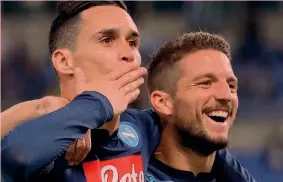  ?? AP ?? Colleghi amici
Lo spagnolo José Maria Callejon, 33 anni, al Napoli dal 2013 con il belga Dries Mertens, 33 anni, che veste la maglia azzurra dalla stessa stagione