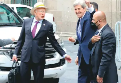  ?? OMAR FLORES ?? El embajador Ken Salazar y John Kerry salen de Palacio Nacional