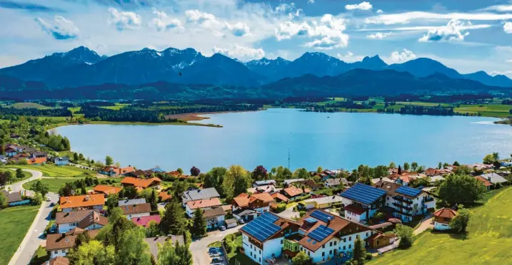  ?? Fotos: Benedikt Siegert ?? So ruhig ist es um diese Jahreszeit selten am Hopfensee im Ostallgäu. Zu Pfingsten aber dürften die ersten Urlauber wieder kommen.