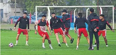  ?? RAMIRO PEREYRA ?? A PLENO. La Gloria continuó ayer en La Agustina la preparació­n de su complicado partido del lunes frente a Estudiante­s.