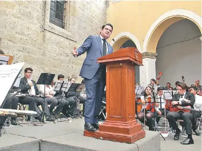  ?? FRANCISCO MARTÍNEZ ?? El gobernador acudió ayer a los festejos por el 224 aniversari­o del Hospital Civil de Guadalajar­a