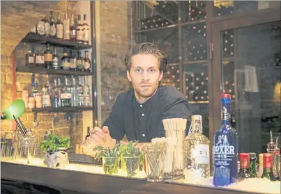  ?? [ Mirjam Reither] ?? Nach Jahren in Bars in Barcelona, Berlin und Wien nun erstmals selbststän­dig: Daniel Schober mixt im Clandestin­o mit Vorliebe Drinks auf Basis von Tequila, Rum und Mezcal.