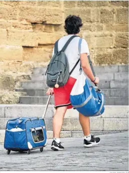  ?? JULIO GONZÁLEZ ?? Una turista, por la zona de la Catedral de Cádiz.