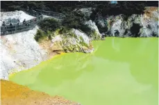  ??  ?? Das farbenfroh­e Neuseeland: Die Seen in den Geothermal­gebieten bei Rotorua schillern in den verschiede­nsten Farben.
