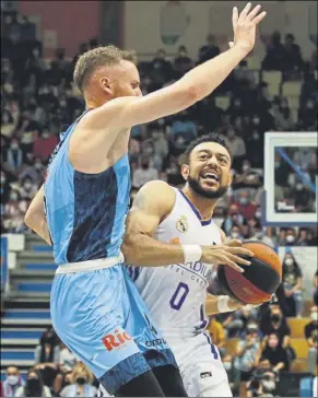  ?? FOTO: EFE ?? Dzanan Musa intenta frenar a Williams-goss. El Real Madrid tuvo que sufrir al final