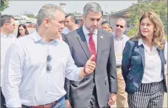  ??  ?? El presidente de Colombia, Iván Duque (izq.) da explicacio­nes a su colega Mario Abdo Benítez, ayer en Cúcuta, ciudad colombiana fronteriza con Venezuela. (Foto gentileza)