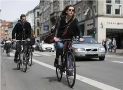  ?? RANDY RISLING/TORONTO STAR ?? The confident cyclists of Copenhagen don’t bother with helmets.