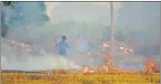  ?? HT FILE ?? A farmer burns stubble on the outskirts of Ludhiana.