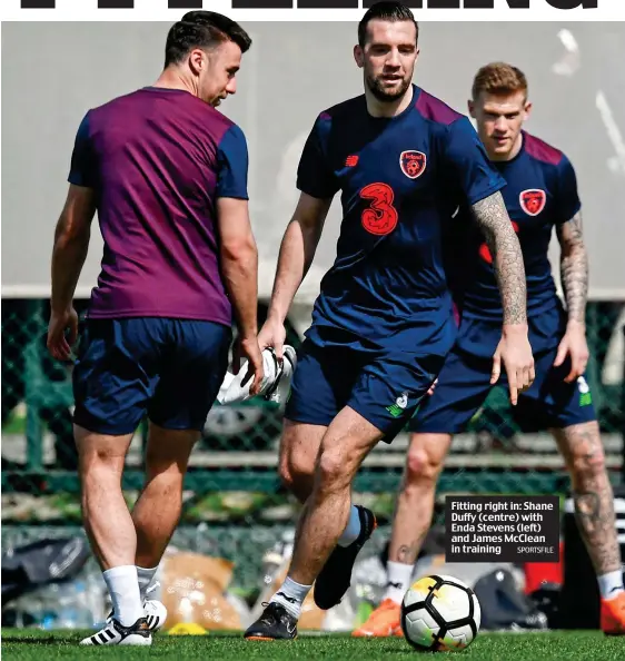  ?? SPORTSFILE ?? Fitting right in: Shane Duffy (centre) with Enda Stevens (left) and James McClean in training