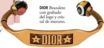  ??  ?? ‘Blazer’ rosa con solapas tipo esmoquin (699 €). DIOR Brazalete con grabado del logo y cristal de murano. 2