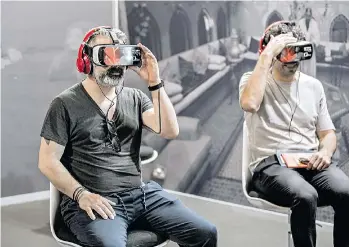  ??  ?? Realidad virtual. Dos visitantes observan una obra de artistas saudíes.