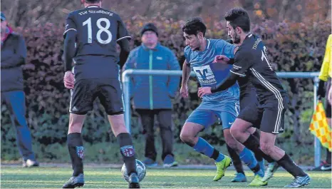  ?? FOTO: JOSEF KOPF ?? Can Bozoglu (Zweiter von rechts) besorgte das 2:0 für den FC Leutkirch.